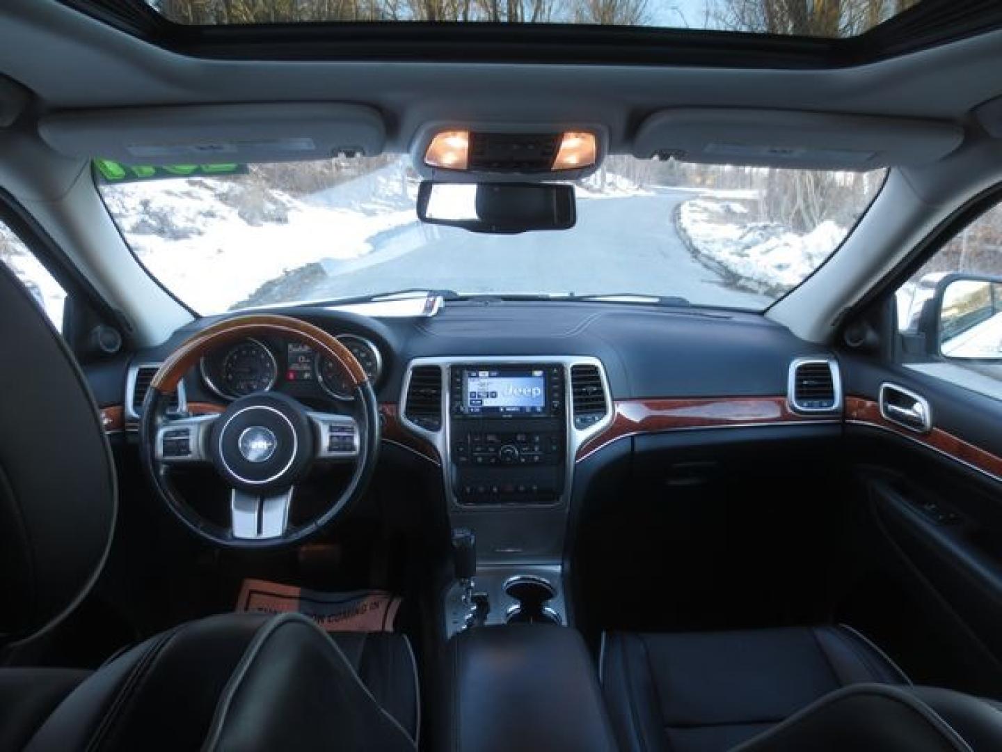 2011 White /Black Jeep Grand Cherokee Overland (1J4RR6GT1BC) with an 5.7L v8 engine, Automatic transmission, located at 270 US Route 6, Mahopac, NY, 10541, (845) 621-0895, 41.349022, -73.755280 - Photo#7